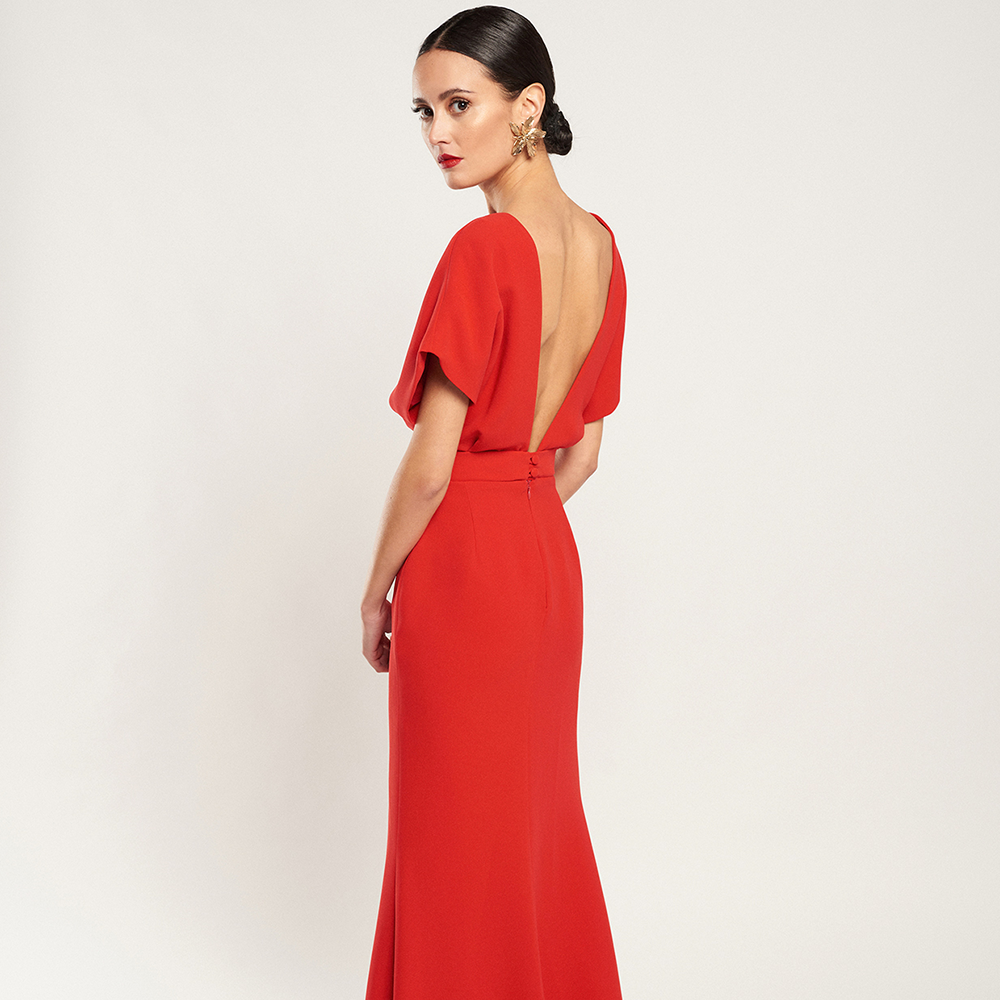 Pleated long Ana red dress, sophistication mixed with elegance. The V-neckline on the back gives a sexy silhouette so that they do not lose sight of you. Shop now!