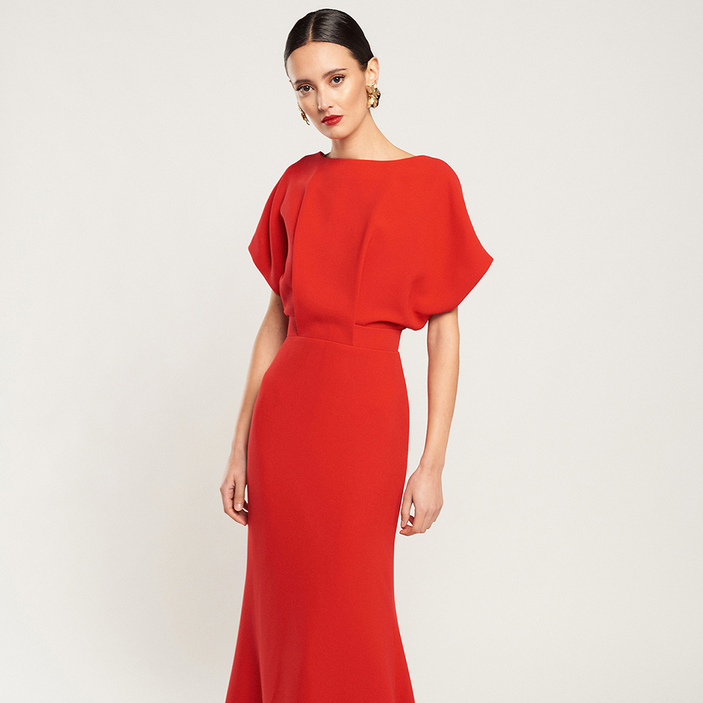 Pleated long Ana red dress, sophistication mixed with elegance. The V-neckline on the back gives a sexy silhouette so that they do not lose sight of you. Shop now!