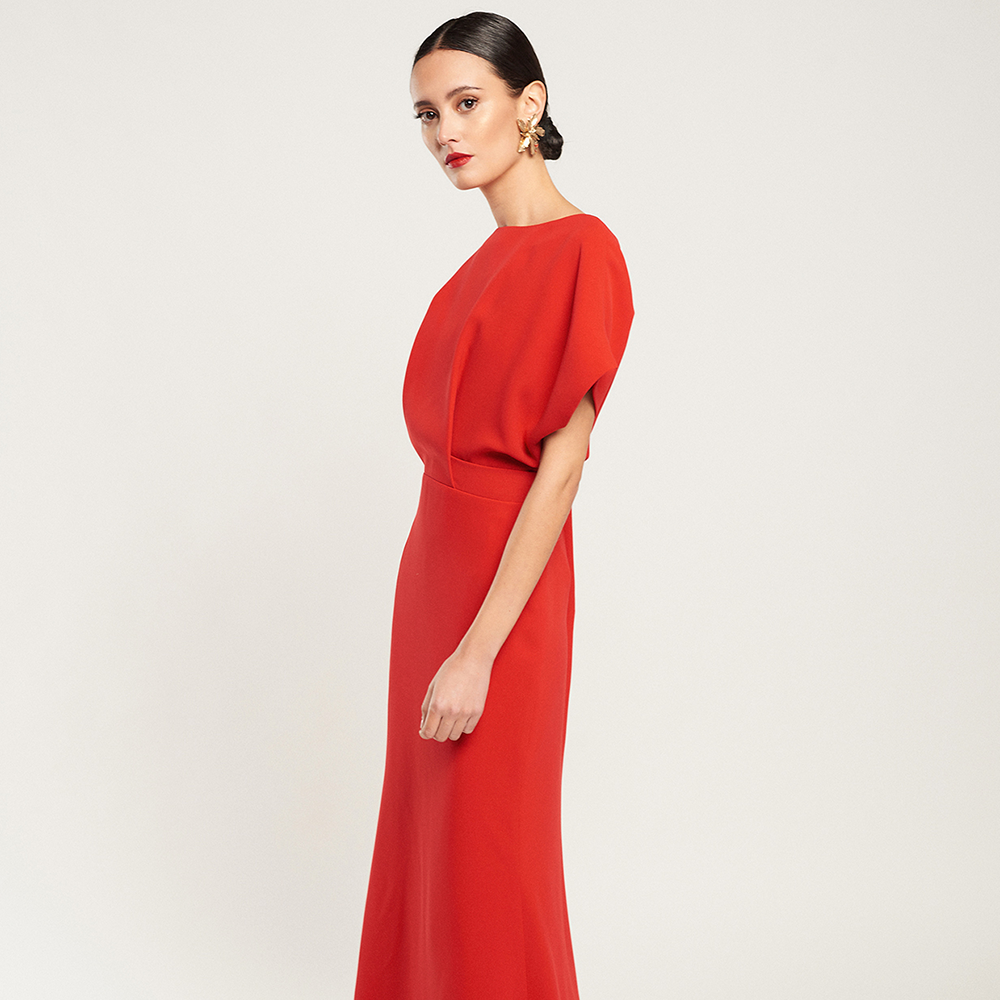 Pleated long Ana red dress, sophistication mixed with elegance. The V-neckline on the back gives a sexy silhouette so that they do not lose sight of you. Shop now!