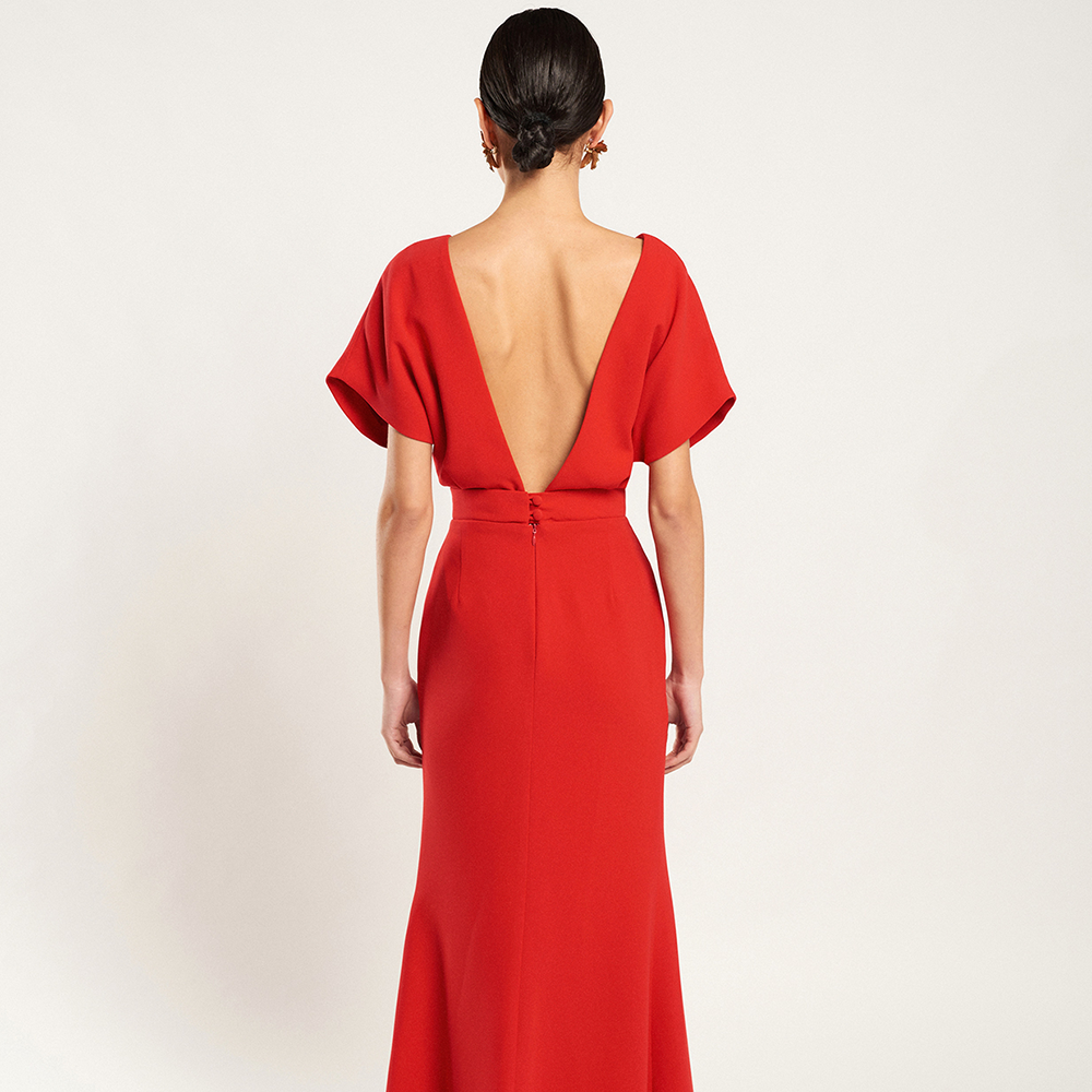 Pleated long Ana red dress, sophistication mixed with elegance. The V-neckline on the back gives a sexy silhouette so that they do not lose sight of you. Shop now!