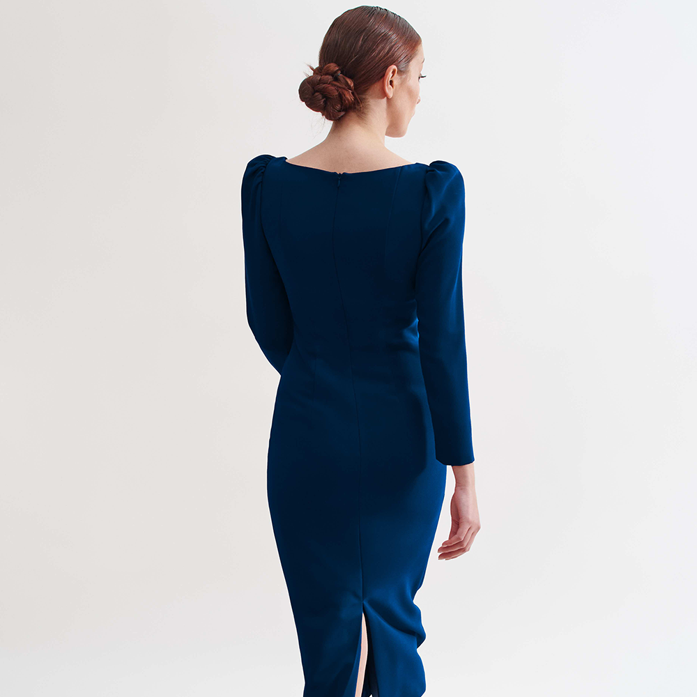 Navy blue Ananda dress made of brick-colored crepe with a half-moon neckline and attached sleeves. Made in Spain. Shop now! 