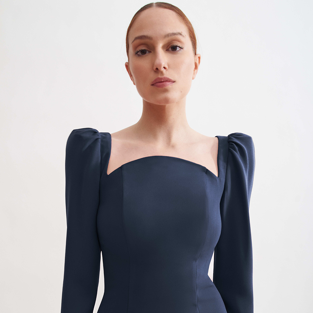 Navy blue Ananda dress made of brick-colored crepe with a half-moon neckline and attached sleeves. Made in Spain. Shop now! 