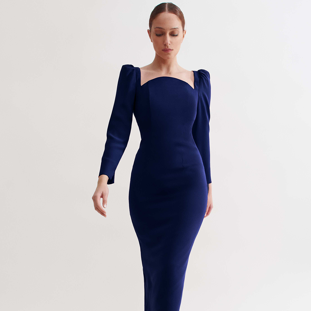 Navy blue Ananda dress made of brick-colored crepe with a half-moon neckline and attached sleeves. Made in Spain. Shop now! 