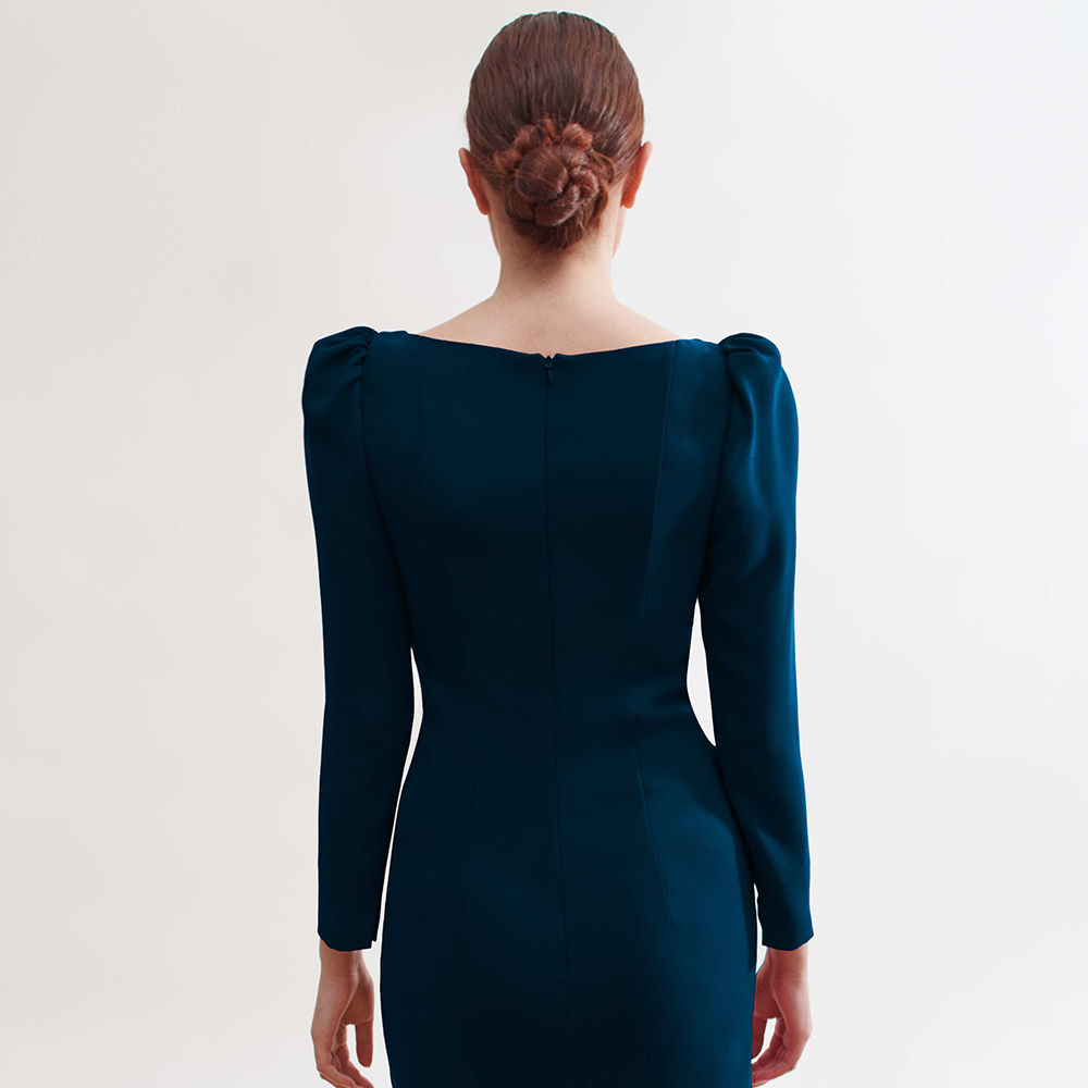 Navy blue Ananda dress made of brick-colored crepe with a half-moon neckline and attached sleeves. Made in Spain. Shop now! 