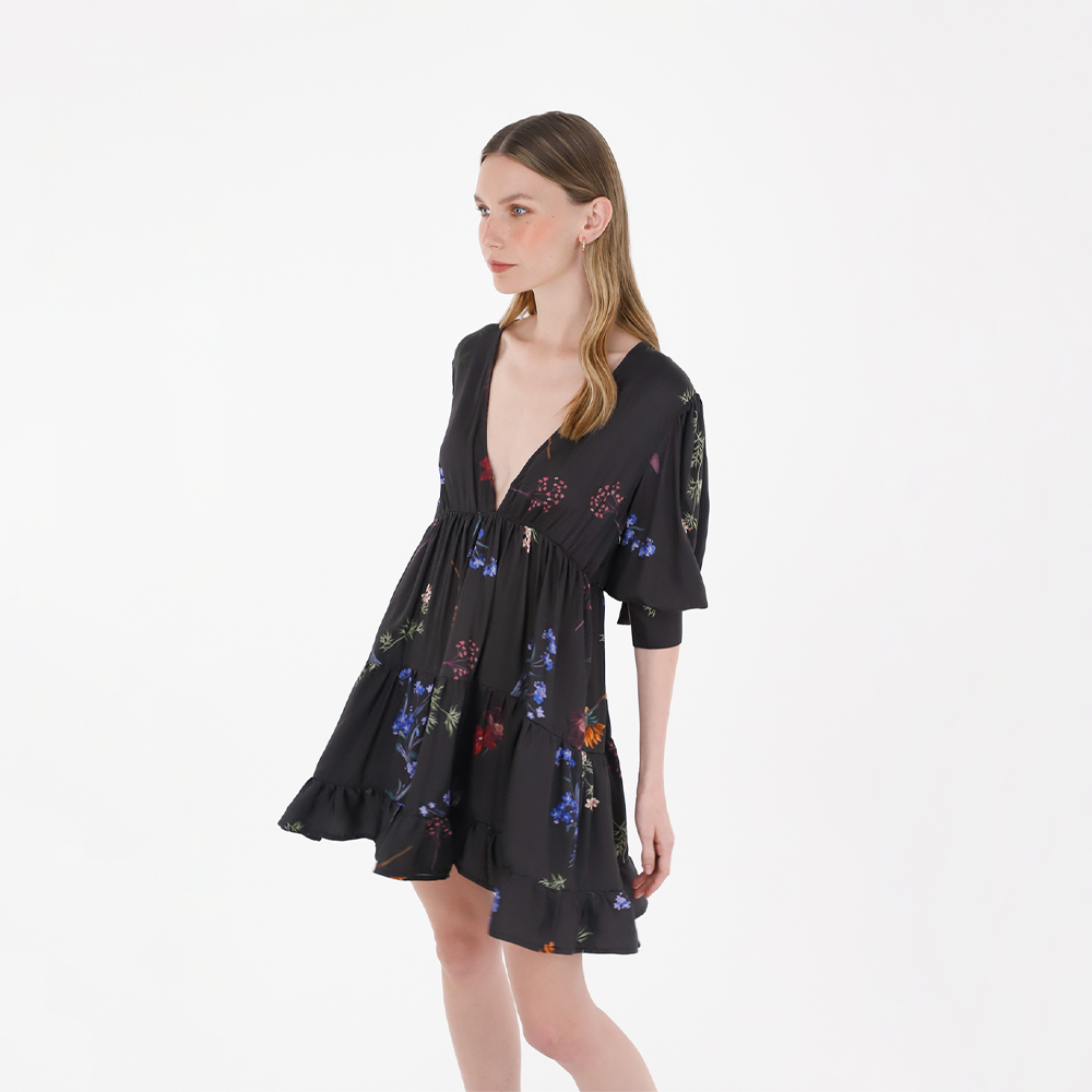 Discover the natural essence and inspiration that flow through the Mini Dress Andira.