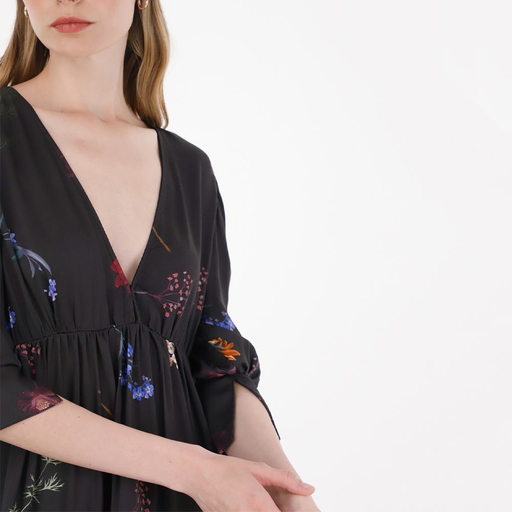 Discover the natural essence and inspiration that flow through the Mini Dress Andira.