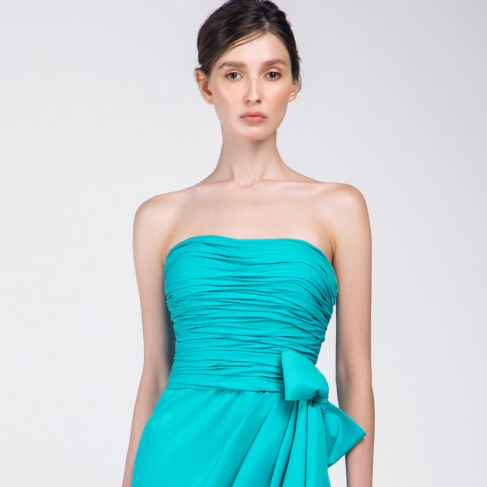 This strapless short dress, is draped on the waist with a wide bow.
