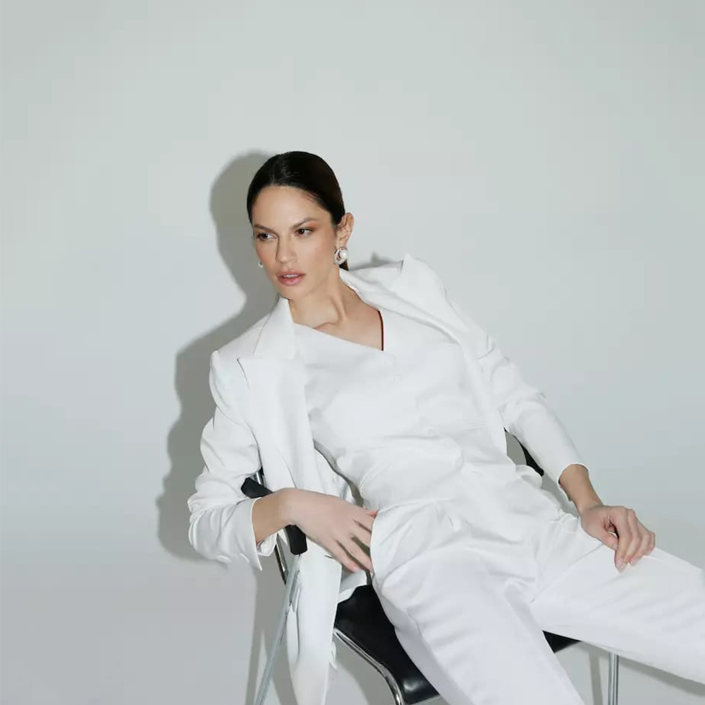 This Bianca Blazer in white features side pockets and is made with acetate, silk, viscose, and spandex. 
