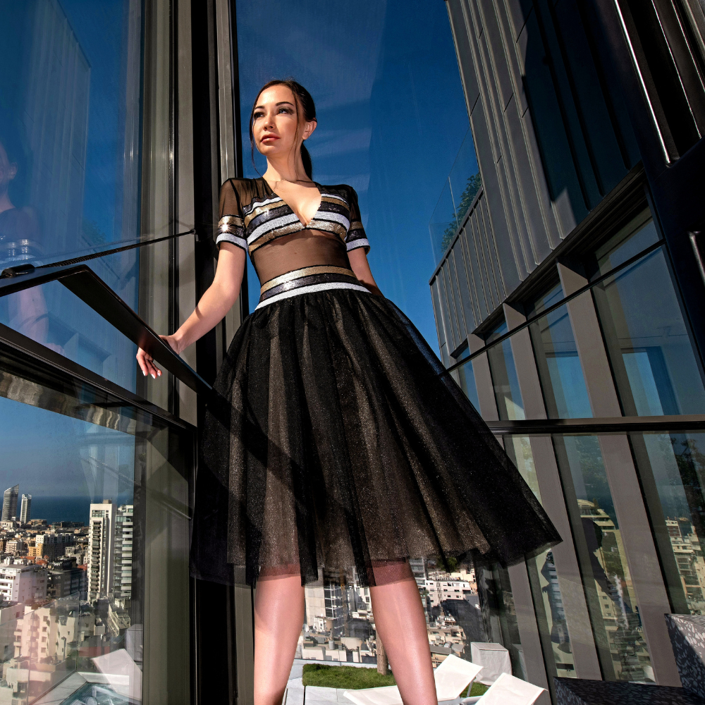 Short dress in black and gold tulle, with black and gold sequins.