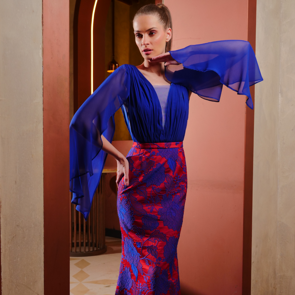 Stunning mermaid dress with a brocade print in blue and red.