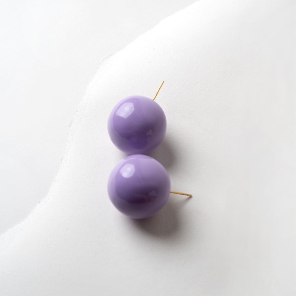 Bubble studs encapsulate the whimsy and playfulness of floating bubbles, adding a burst of charm and vibrance. 
