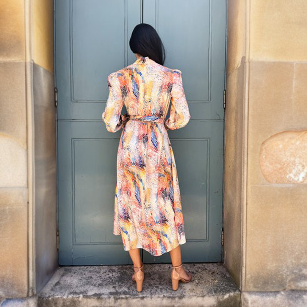 Our Carina Dress is a multi print maxi dress featuring high low hem, V neckline and an on trend tie at the neck. 