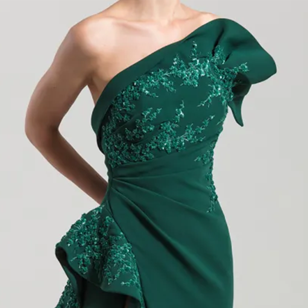 Strapless molded plain crepe long dress gathered on the side with a high slit. 