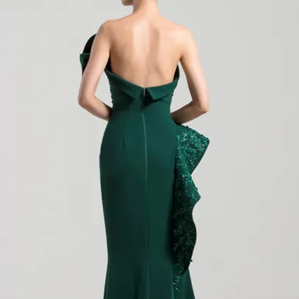 Strapless molded plain crepe long dress gathered on the side with a high slit. 