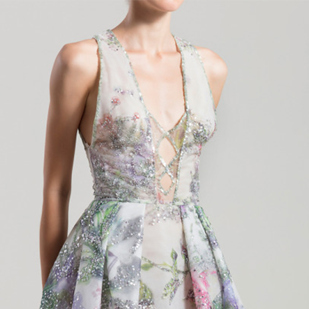 Midi printed tulle dress with light sequins beading all around, with a wide neckline and a pleated skirt. 