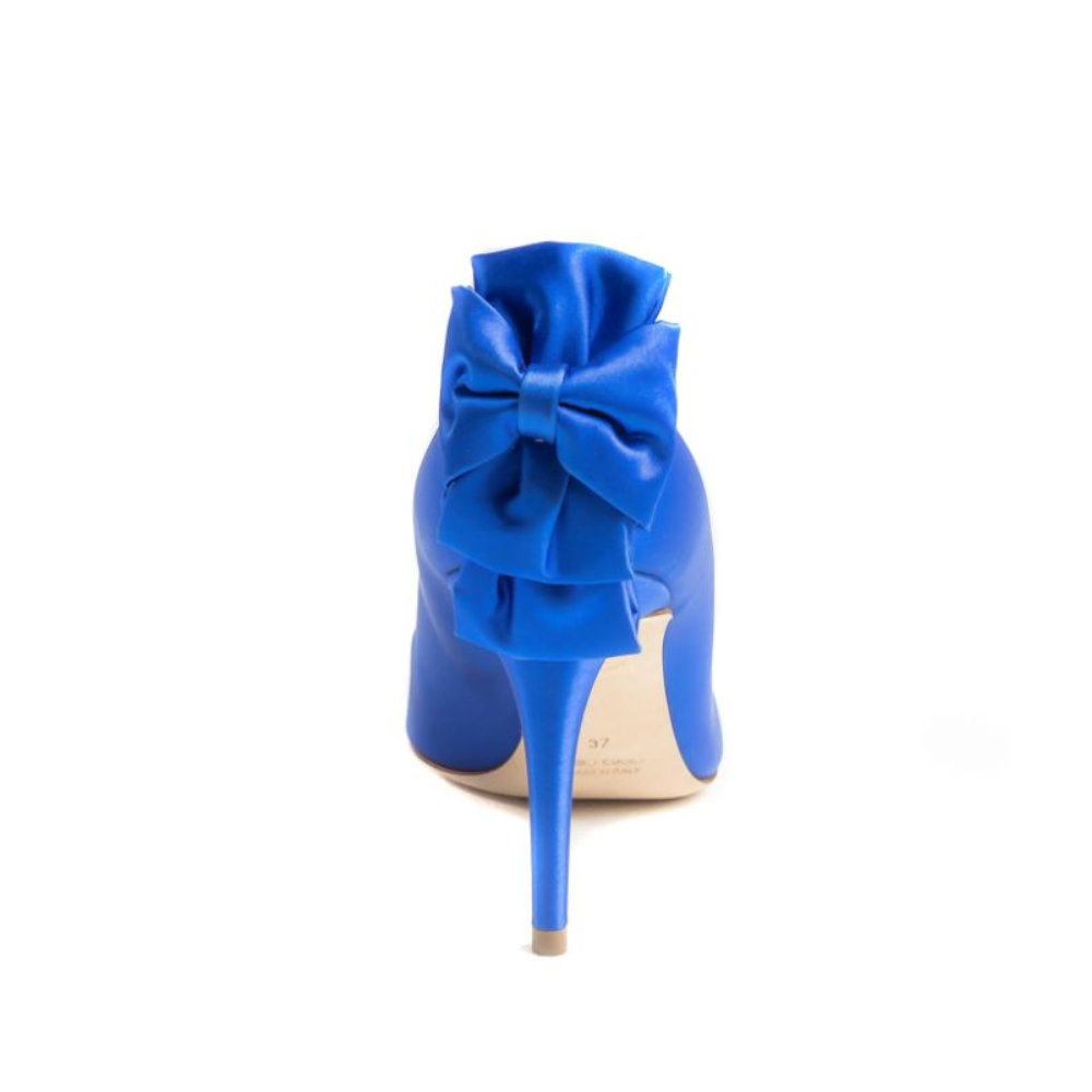 Designed to steal the show, the Delicate Pump Blue Klein is a trend-forward interpretation of an iconic pointy toe style. 