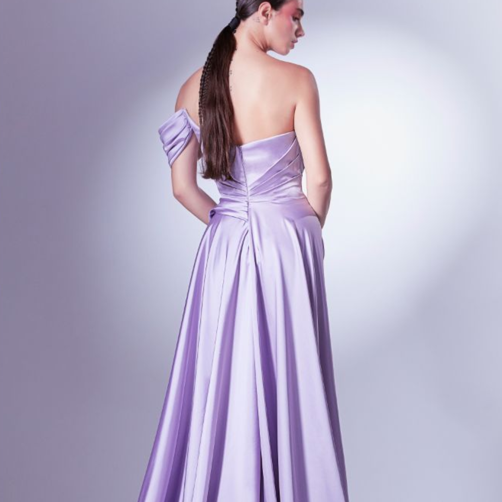  Delicately crafted in pleated satin, this dress is at the same time young and glamorous. 