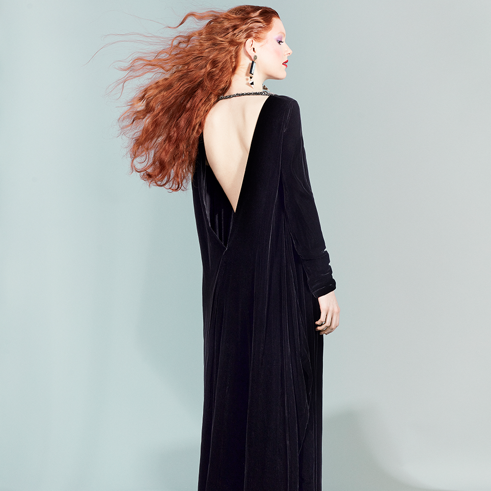 The vencejo is an elegant and sober black velvet dress with long sleeves and floor length. 