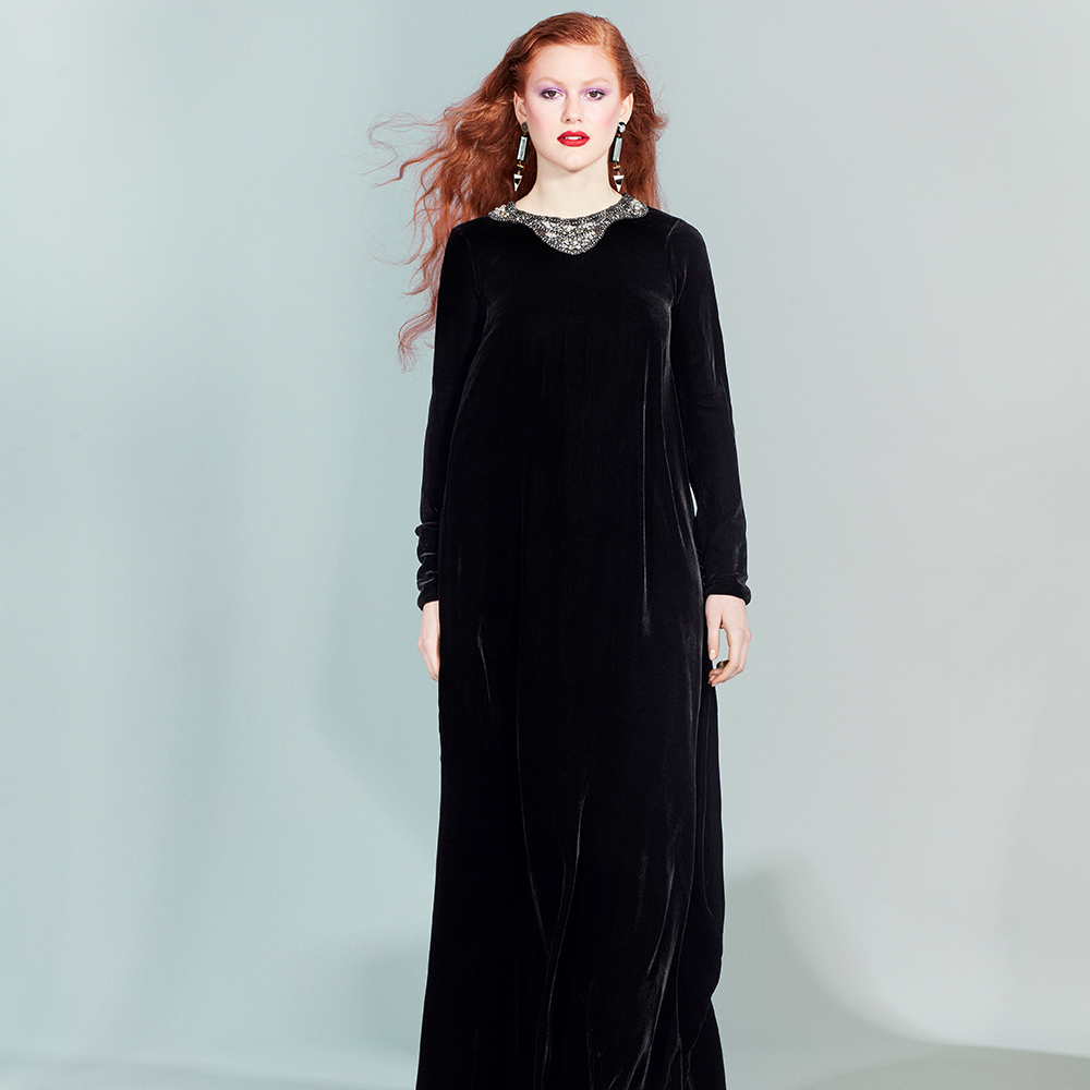 The vencejo is an elegant and sober black velvet dress with long sleeves and floor length. 