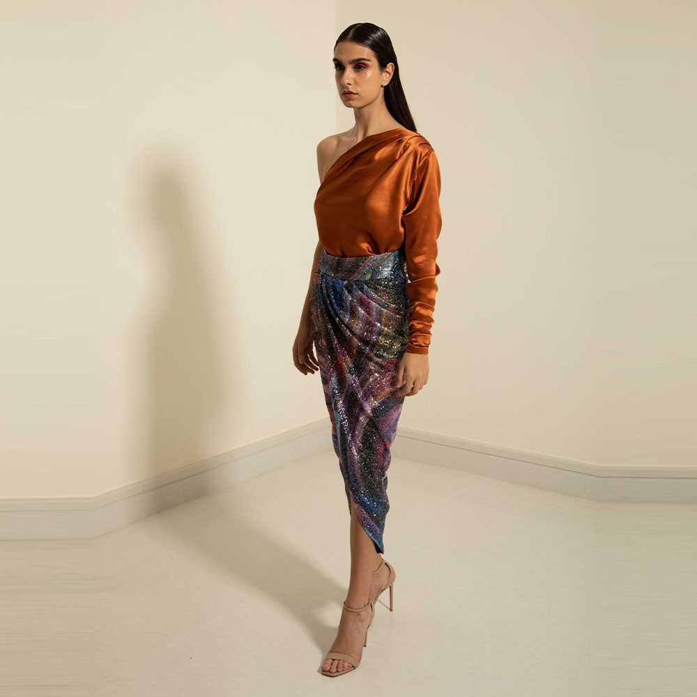 Long sleeve, asymmetric top with shoulder, gatherings in double-sided silk - 100% silk.