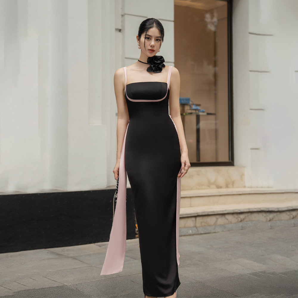 The combination of Black - Pink creates this beautiful silk dress. The design is luxurious and elegant.