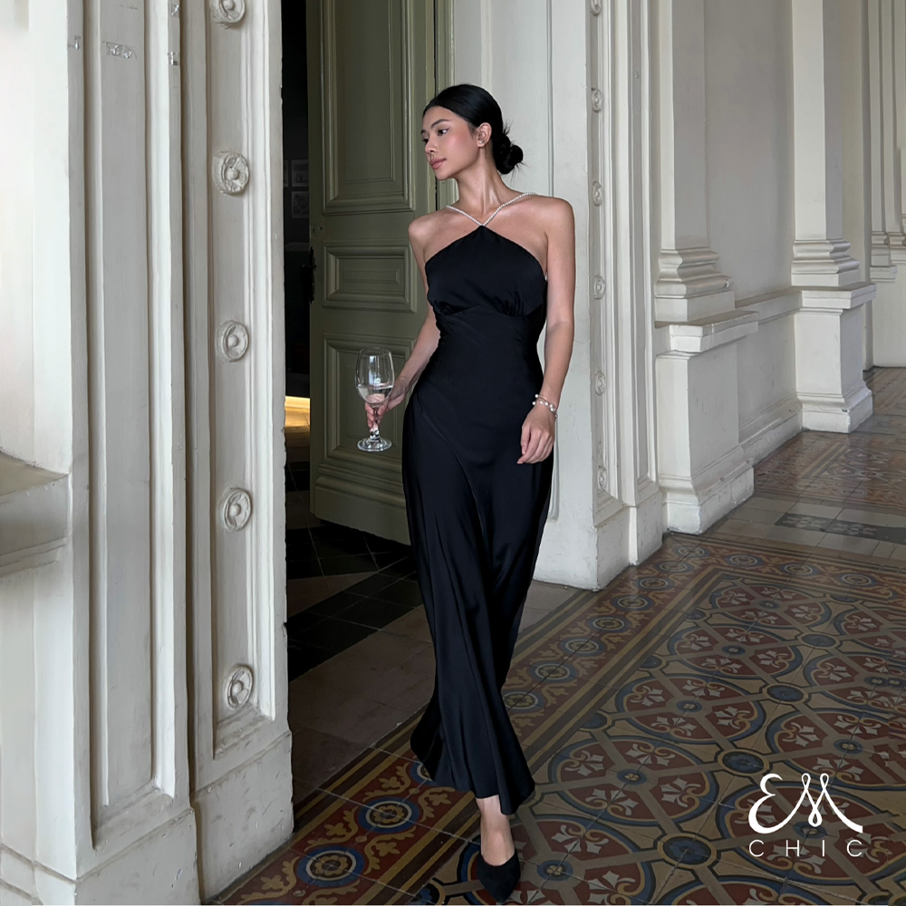 Elegant and seductive silk dress with detailed resin pearls. 