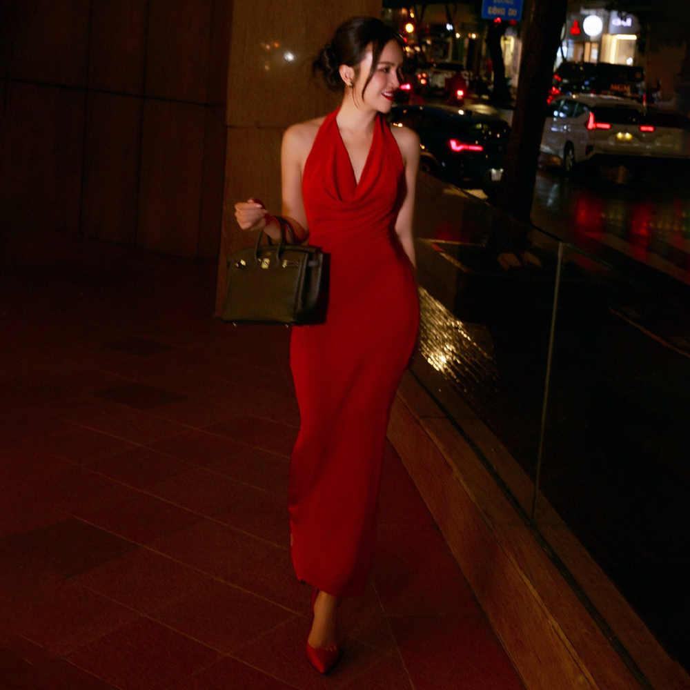 Redis always one of the colors that women choose to wear the most.This dress is made from high quality material.