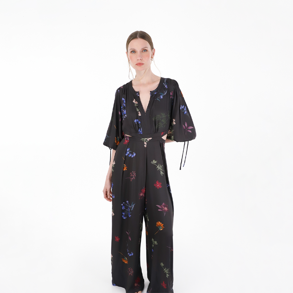 Discover the versatility of our Estrellaria Jumpsuit, a unique piece that adapts to various occasions, making them special.