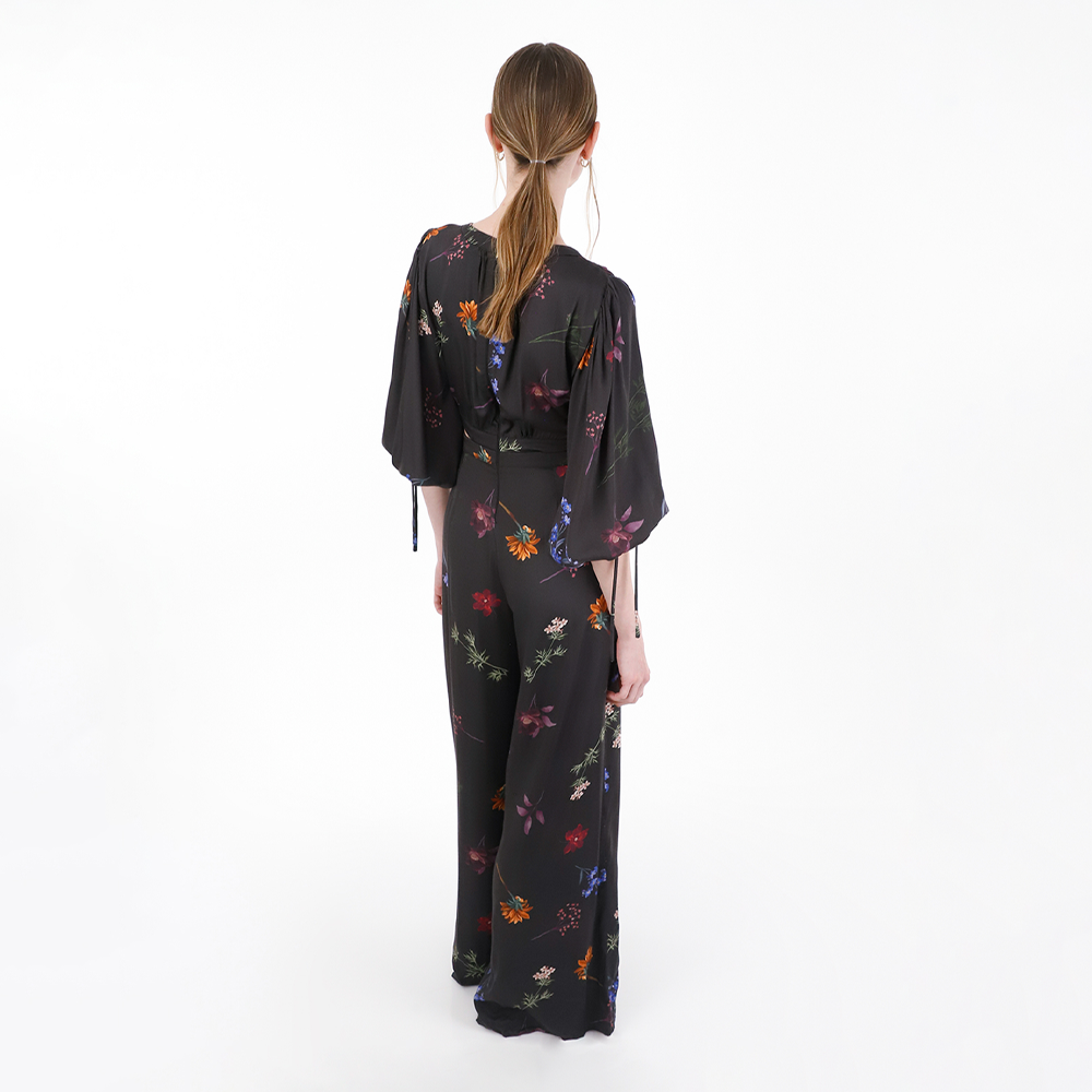 Discover the versatility of our Estrellaria Jumpsuit, a unique piece that adapts to various occasions, making them special.