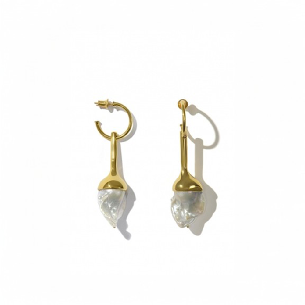 Earrings with baroque pearl.