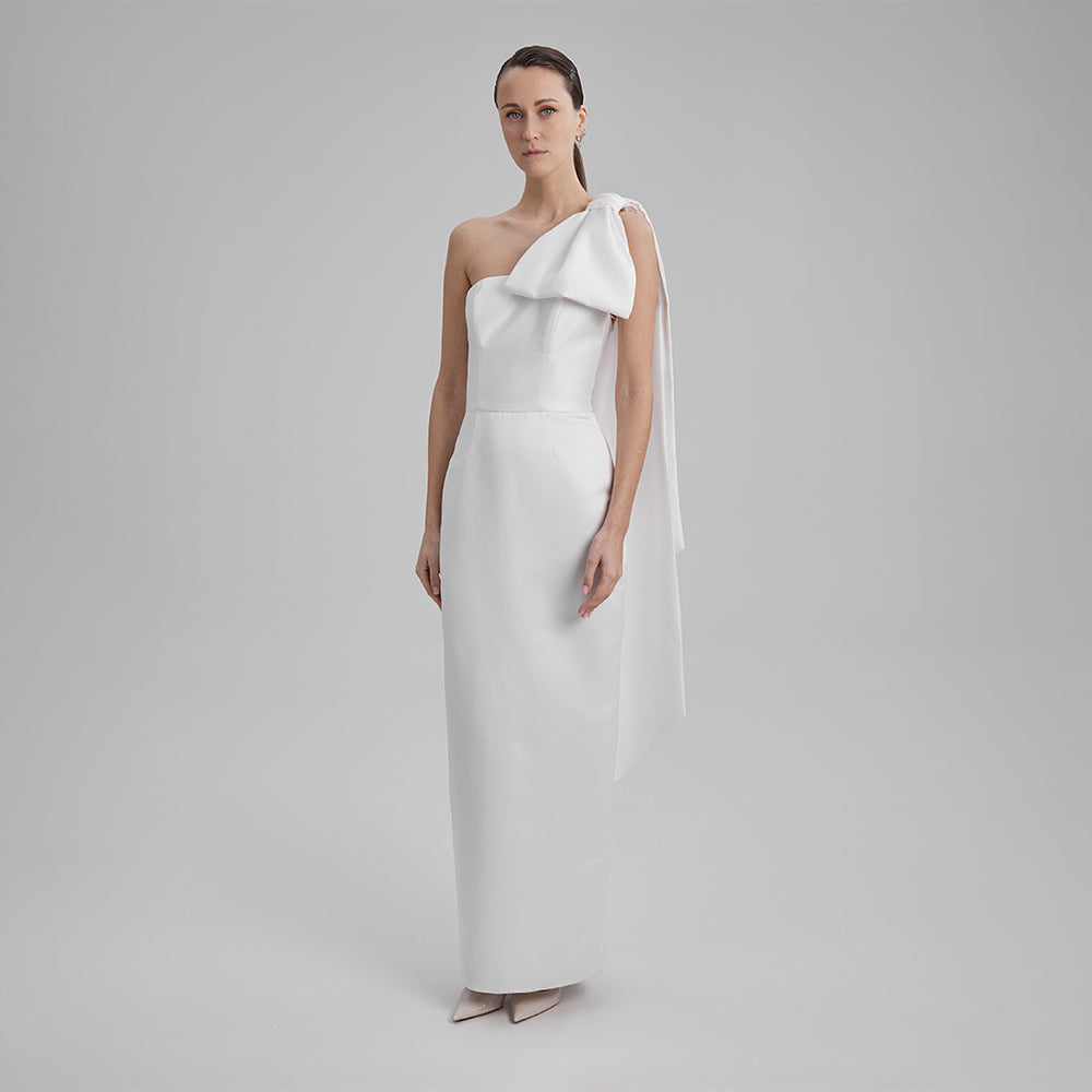 Explore our curation of timeless designer dresses with Gigi white strapless dress with a white cape bow that showcases an elegant silhouette. Shop now!