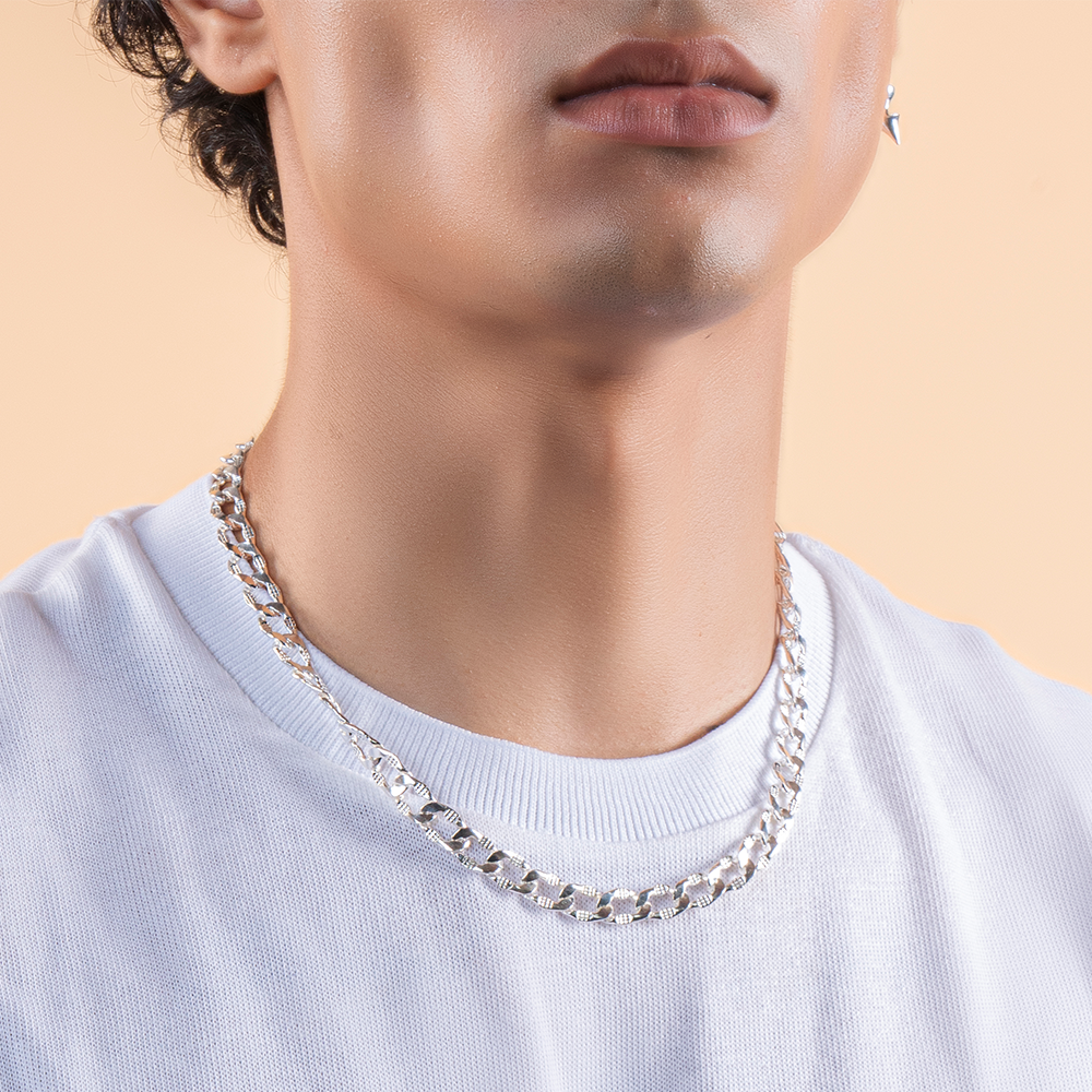 With the unisex Gourmette chain in your collection, you have an elegant and stylish chain necklace.