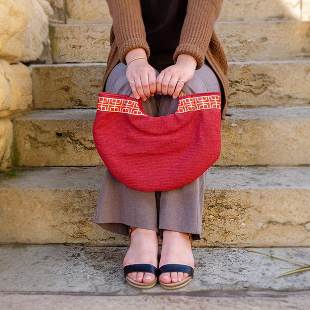 The Half Moon Clutch in Red is an innovative collaboration between our Darzah artisans and talented local carpenters. 