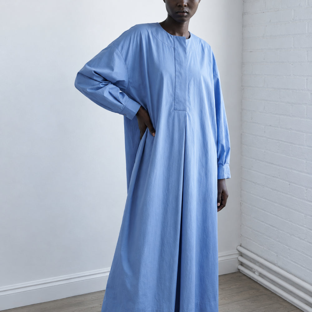 Discover the Ila Caftan at The Luxe Maison, featuring an ankle-length silhouette, wide sleeves, side pockets, and a concealed button placket with German mother-of-pearl buttons.