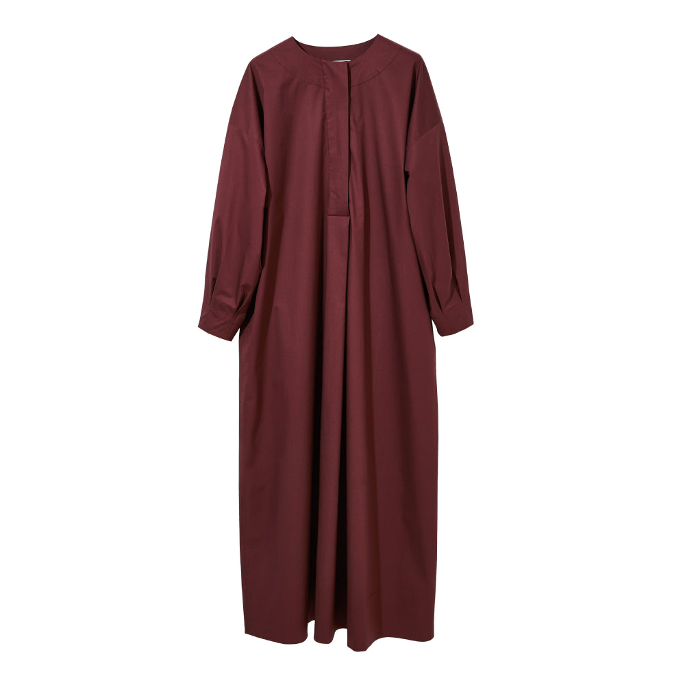 Discover the Ila Caftan at The Luxe Maison, featuring an ankle-length silhouette, wide sleeves, side pockets, and a concealed button placket with German mother-of-pearl buttons.