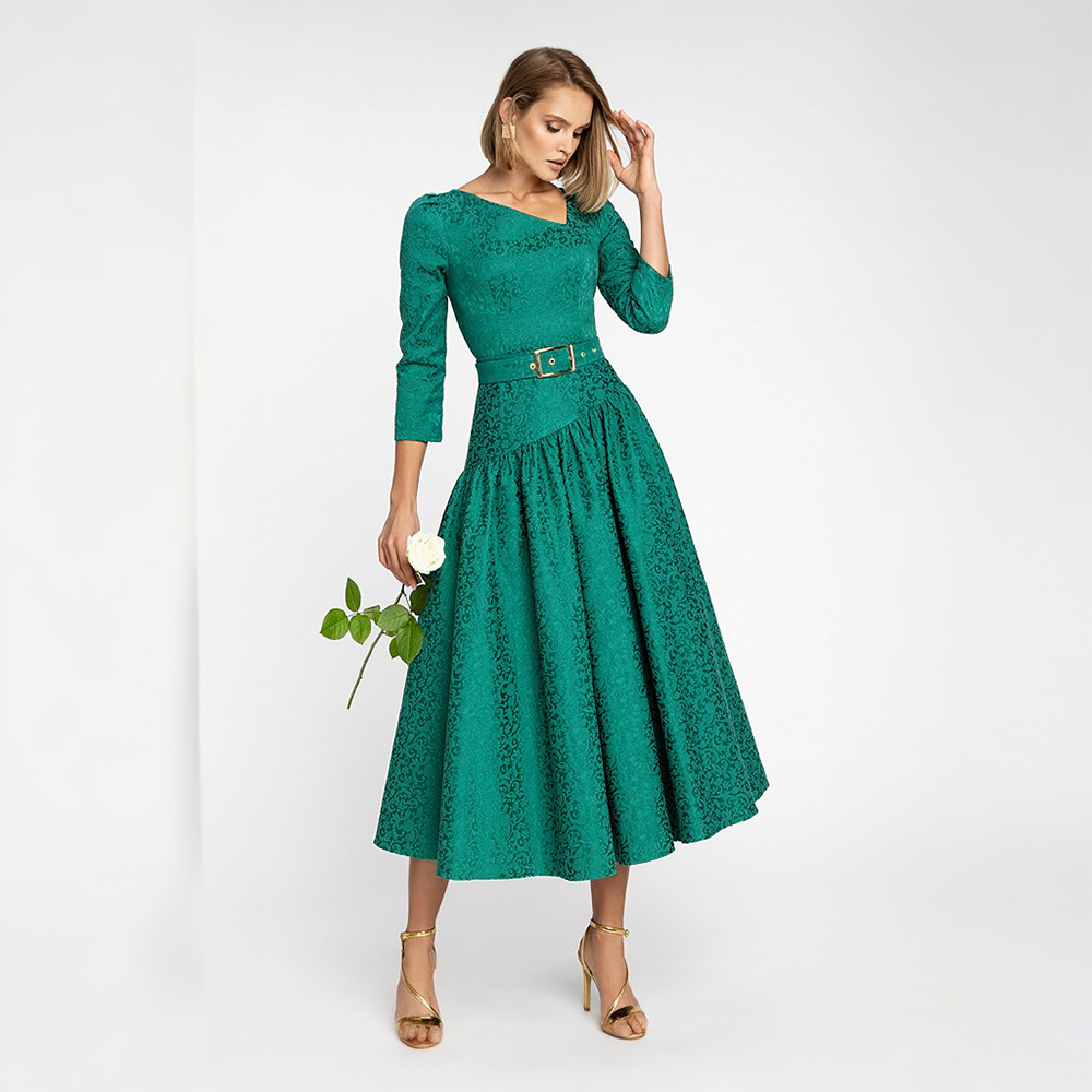 The elegant midi dress made of high-quality jacquard with relief surface is a real eye-catcher.