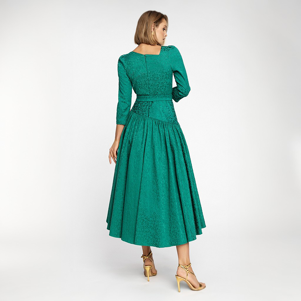 The elegant midi dress made of high-quality jacquard with relief surface is a real eye-catcher.