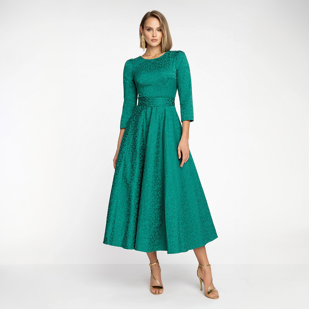 The elegant midi dress made of high-quality jacquard with relief surface is a real eye-catcher.