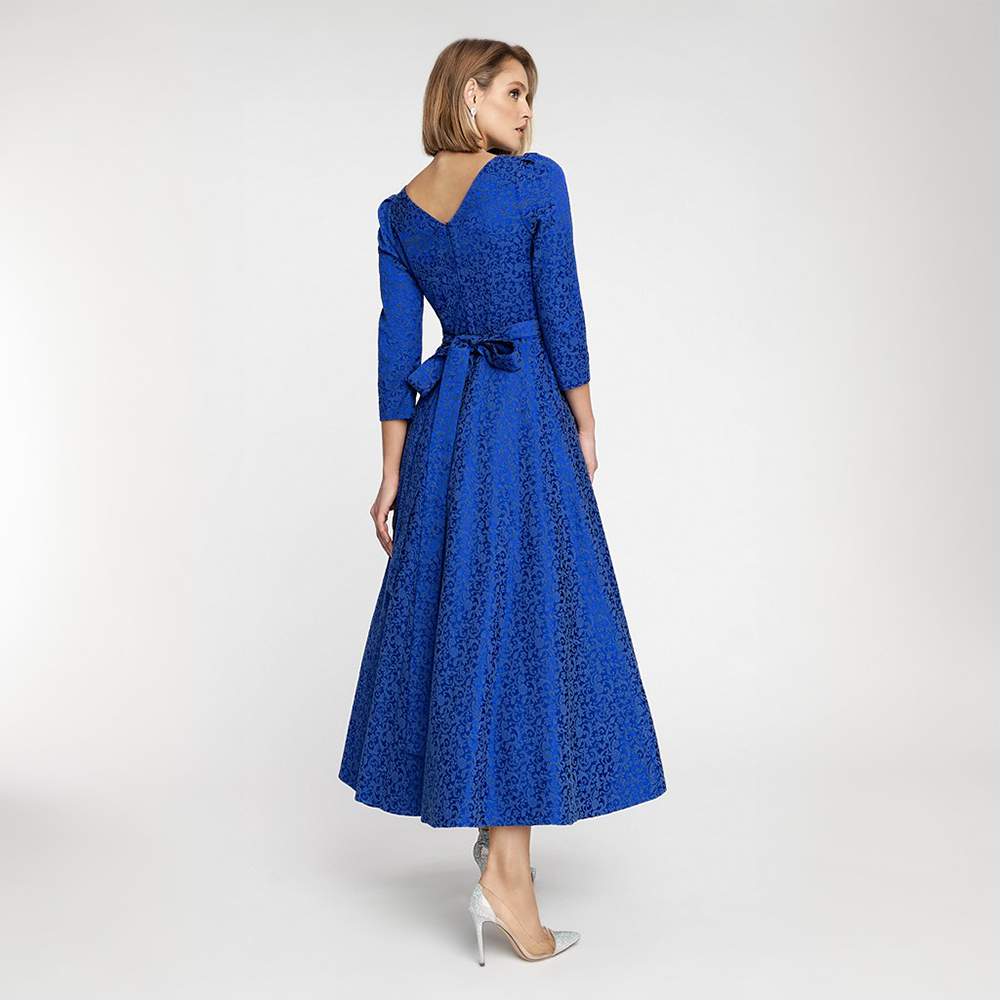 The elegant midi dress made of high-quality jacquard with relief surface is a real eye-catcher.