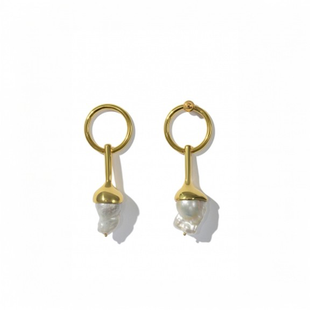 Earrings with baroque pearls.