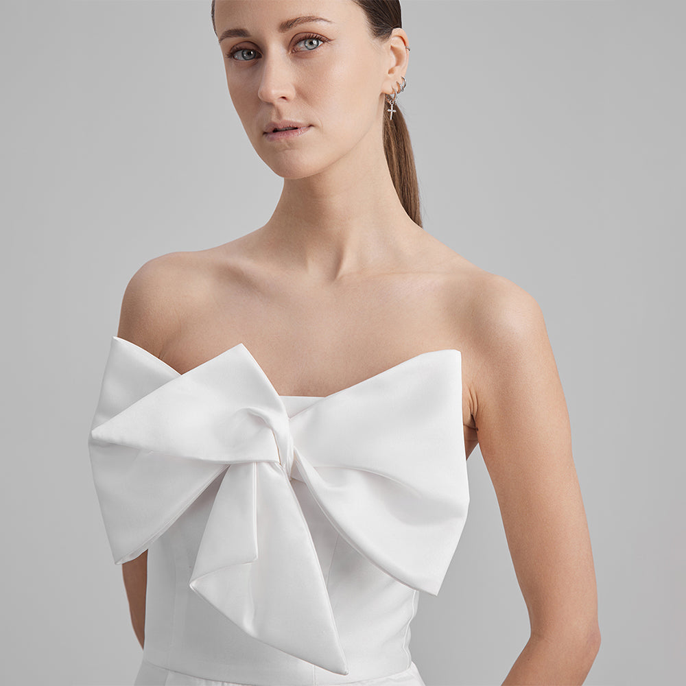 Step into contemporary elegance with our white mini dress with strapless corset and a removable bow. Explore our range of mini dresses. Shop now!