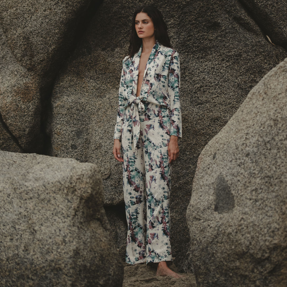 Discover the sophisticated charm of our jumpsuit Julieth, a perfect combination of style and comfort. 