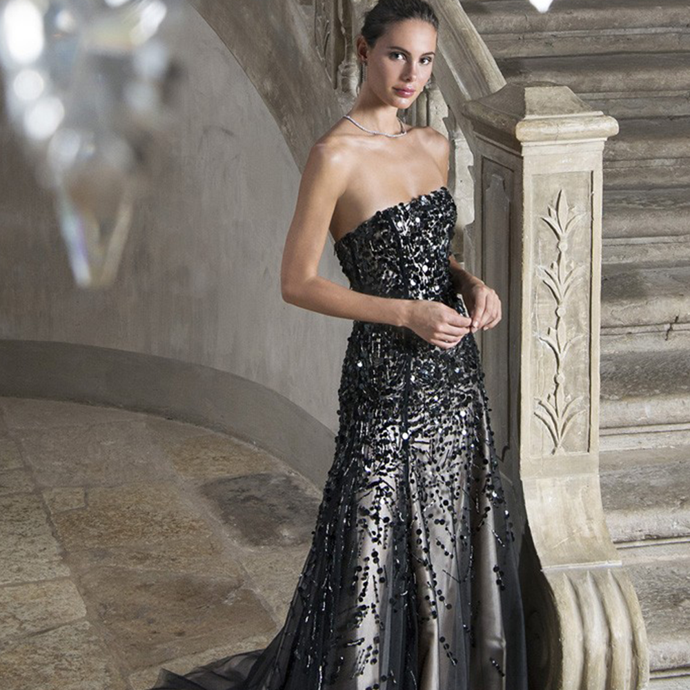 Strapless mermaid gown in tulle fully hand embroidered with sequins and chains.