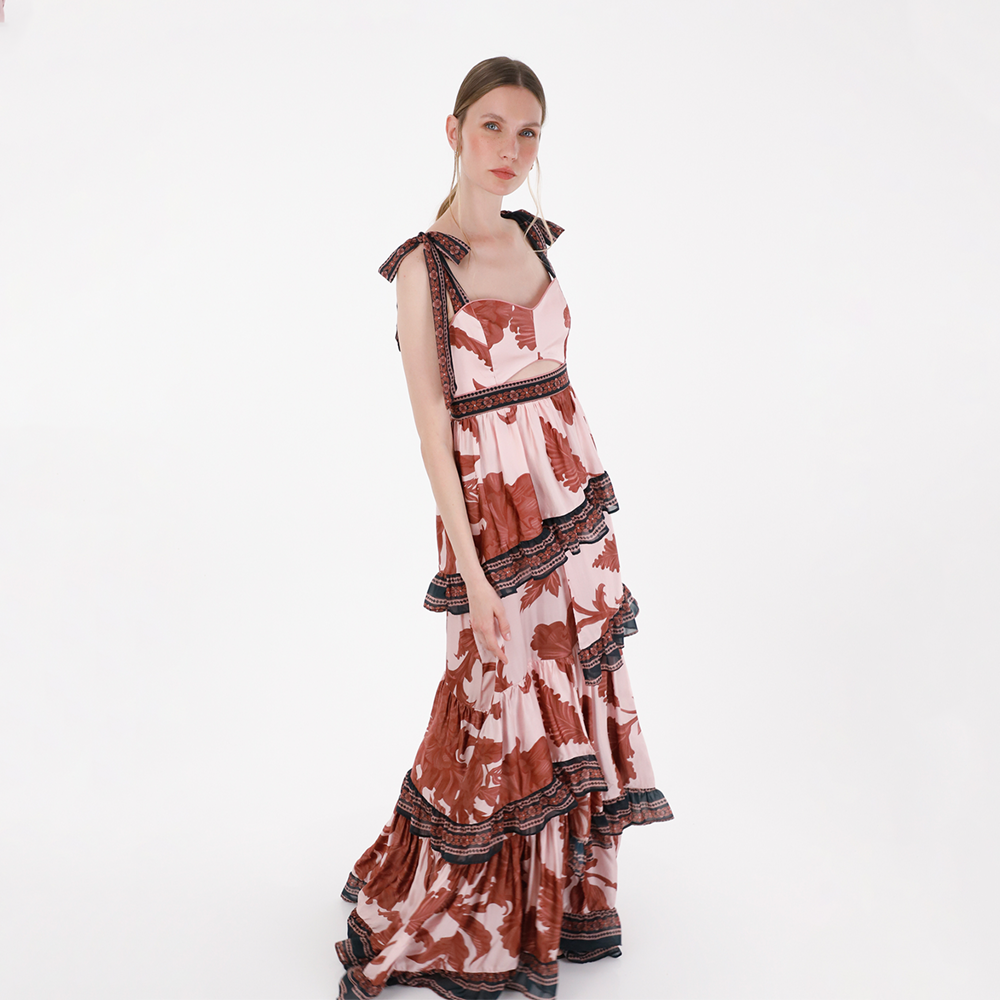 Immerse yourself in the beauty of the Raigrass maxi dress, adorned with Especia's exclusive print.
