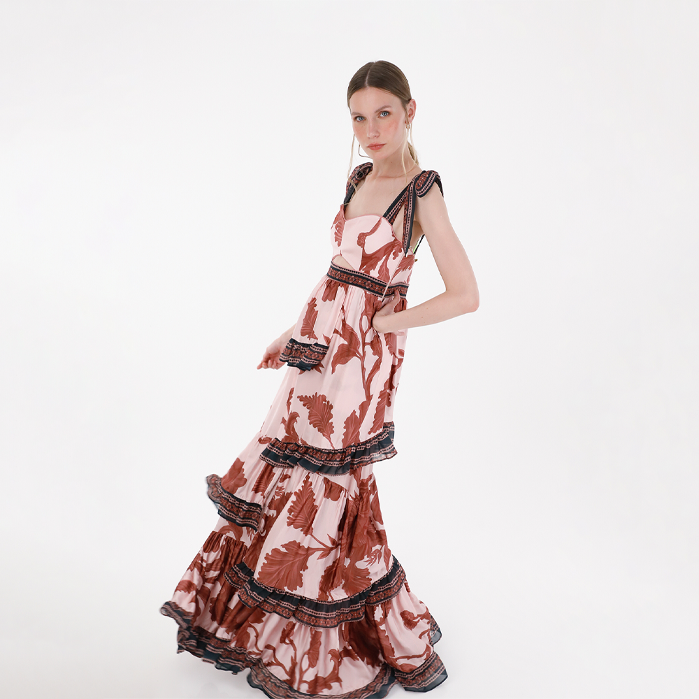 Immerse yourself in the beauty of the Raigrass maxi dress, adorned with Especia's exclusive print.