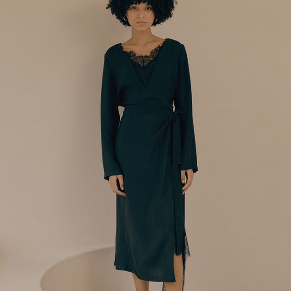 Raw-edged, Round neckline One side handkerchief-hem with patch pocket Adjustable tie belt at waist Relaxed silhouette. 