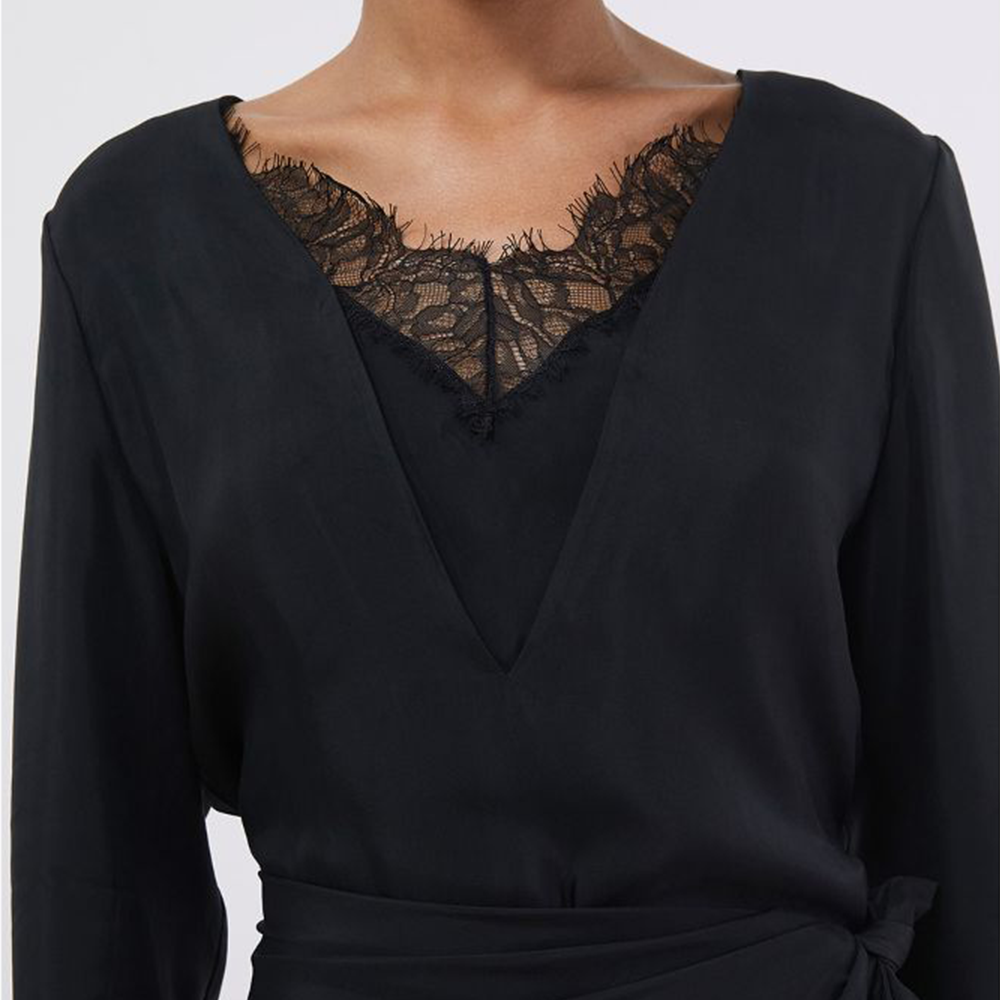 Raw-edged, Round neckline One side handkerchief-hem with patch pocket Adjustable tie belt at waist Relaxed silhouette. 