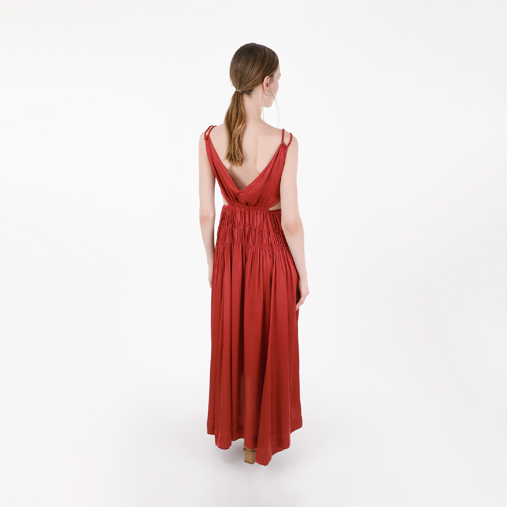 Our favorite silhouette now with a new color proposal, discover Lollo, a maxi dress that is part of our Gaia collection.