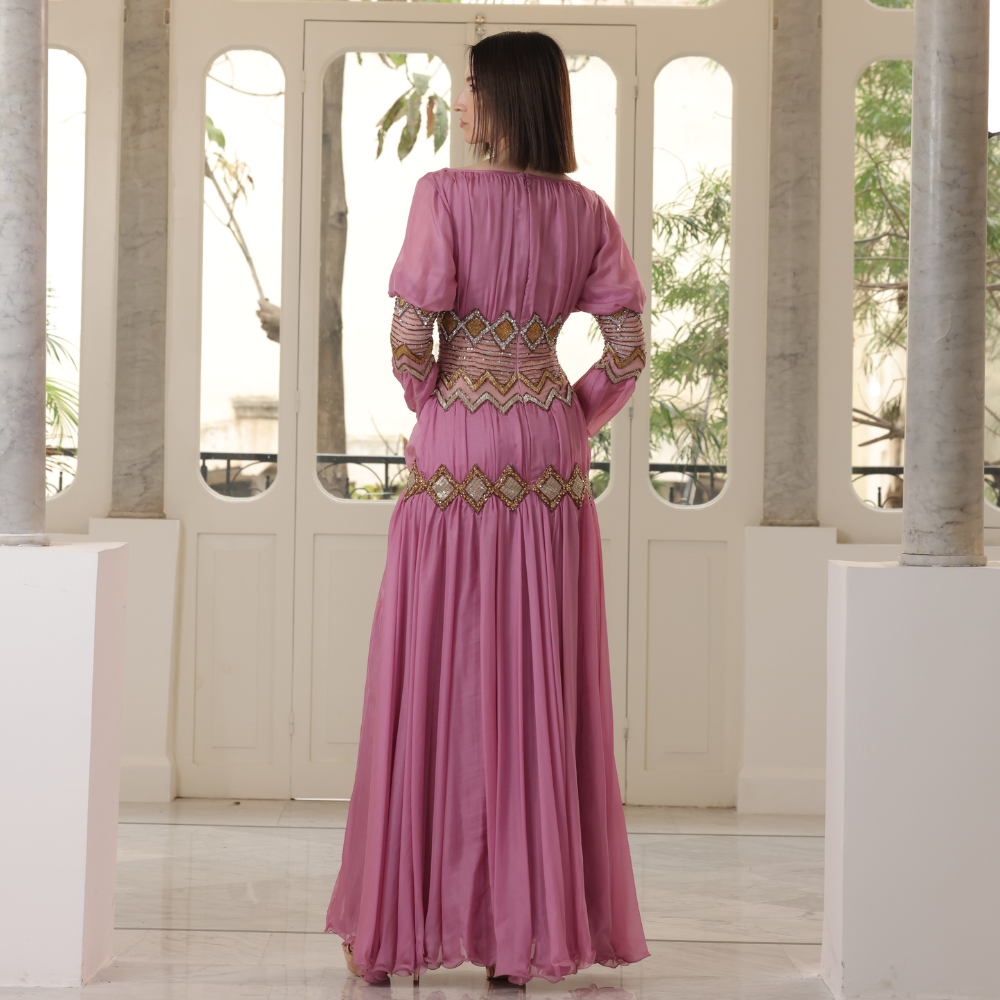 Long violet pink dress with sleeves in silver and gold embroidery