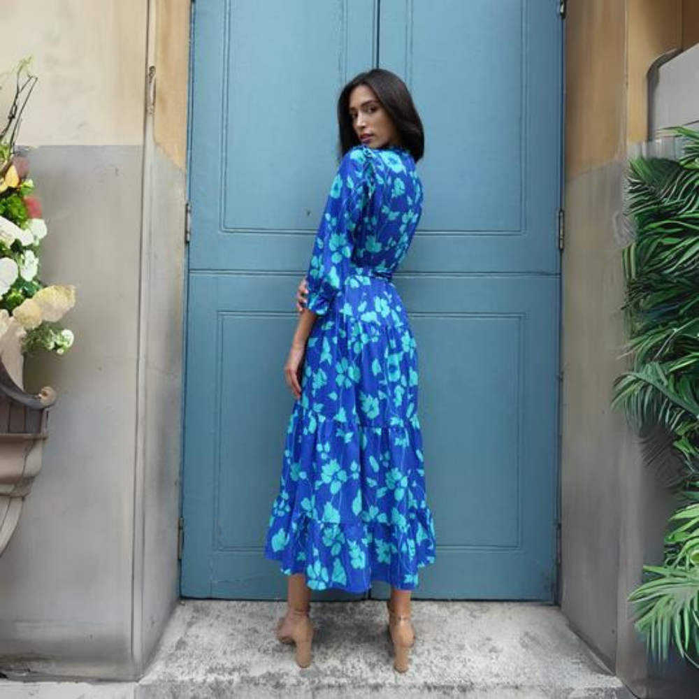 This elegant dress features a stunning floral print in blue tones. 